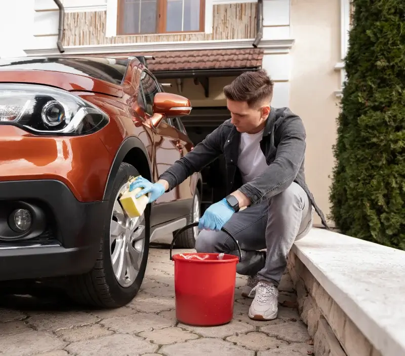 Lavage auto à domicile La Chapelle-près-Sées : professionnel intervenant sur un véhicule